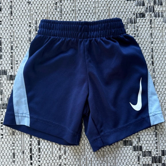 Toddler Nike Set Tee and Shorts Size 2T - Picture 5 of 7